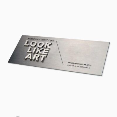 Solidny, przestrzenny szyld reklamowy ze stali nierdzewnej. Wieloelementowa tabliczka 3D z metalu.