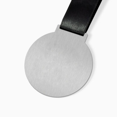 Medal metalowy szczotkowany z nadrukiem.