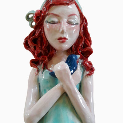 Dziewczynka z ptaszkiem - rzeźba ceramiczna, ceramika artystyczna, ceramiczna figurka do zawieszenia na ścianie - Magdalena Pelczar-Wieczorek