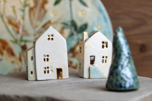 Miniaturowy ceramiczny domek, zestaw ceramicznych domków