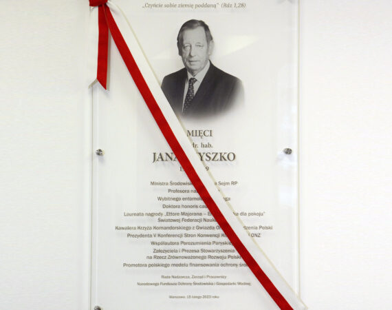 Szklana tablica pamiątkowa =- prof. Jan Szyszko