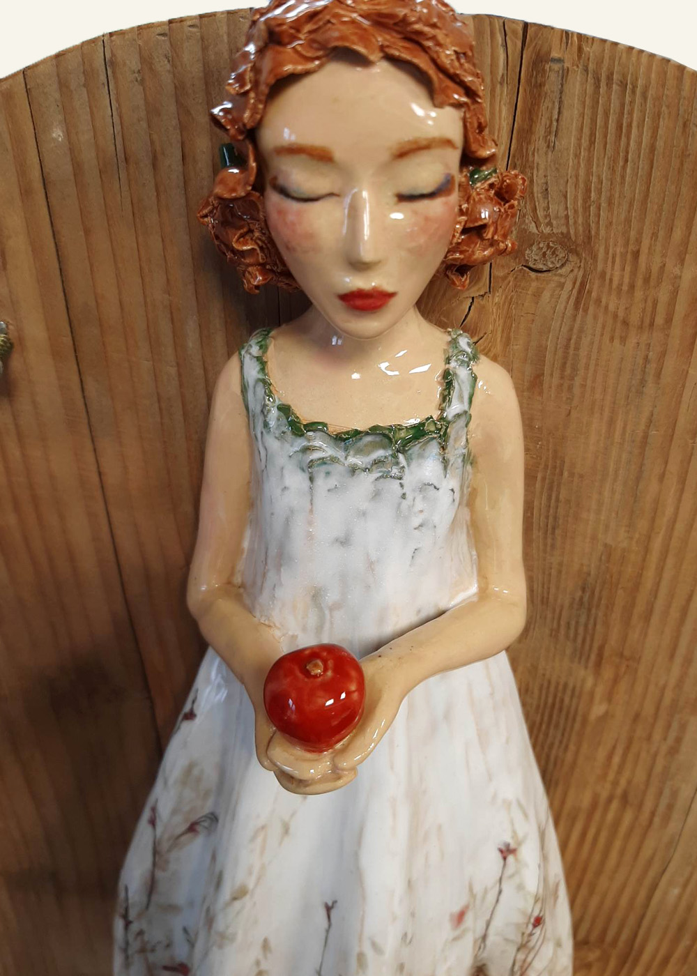 Dziewczynka z jabłkiem. Rzeźba ceramiczna. Piękna, szkliwiona postać, do zwieszenia na ścianie.