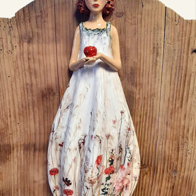Dziewczynka z jabłkiem. Rzeźba ceramiczna. Piękna, szkliwiona postać, do zwieszenia na ścianie.